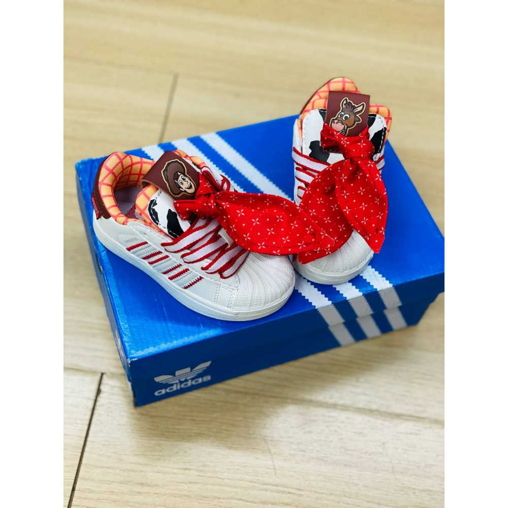 Кроссовки Adidas.