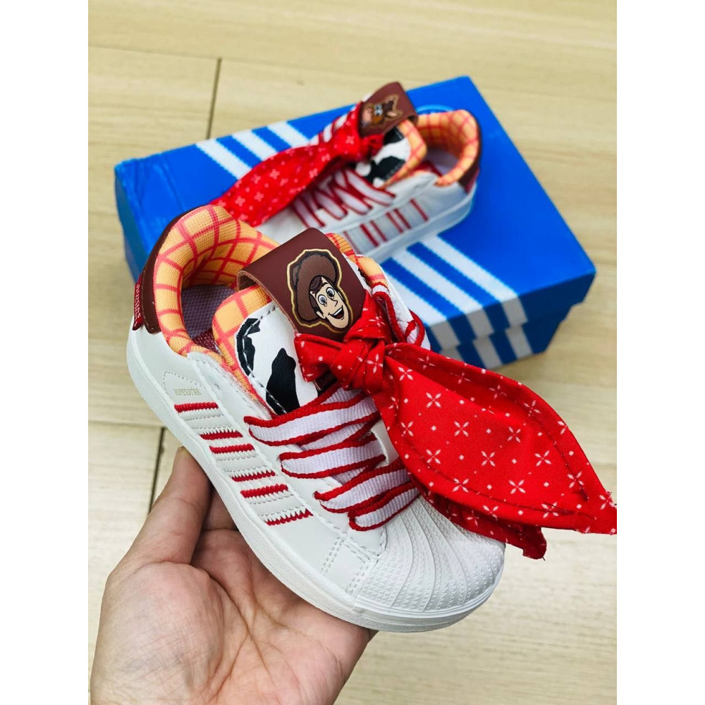 Кроссовки Adidas.