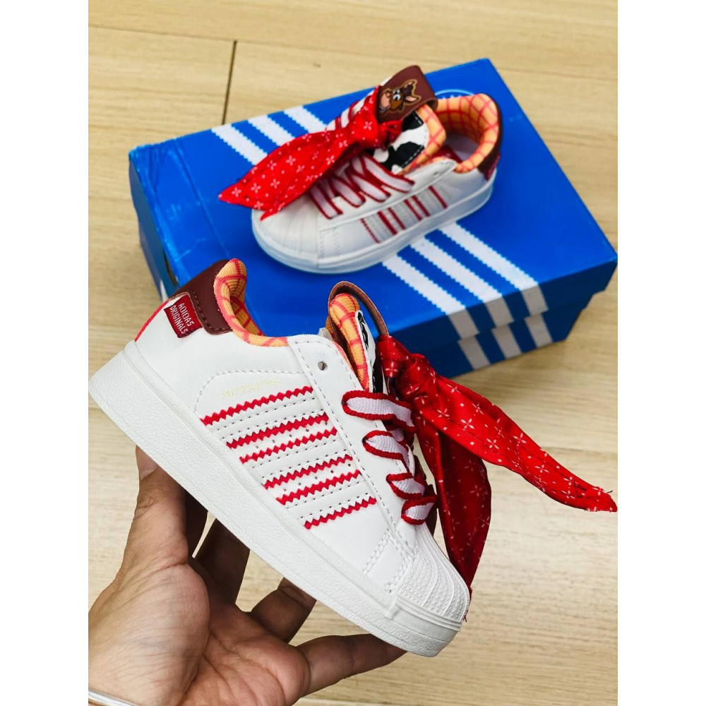 Кроссовки Adidas.