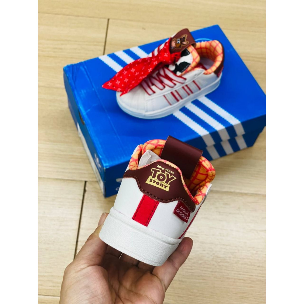 Кроссовки Adidas.