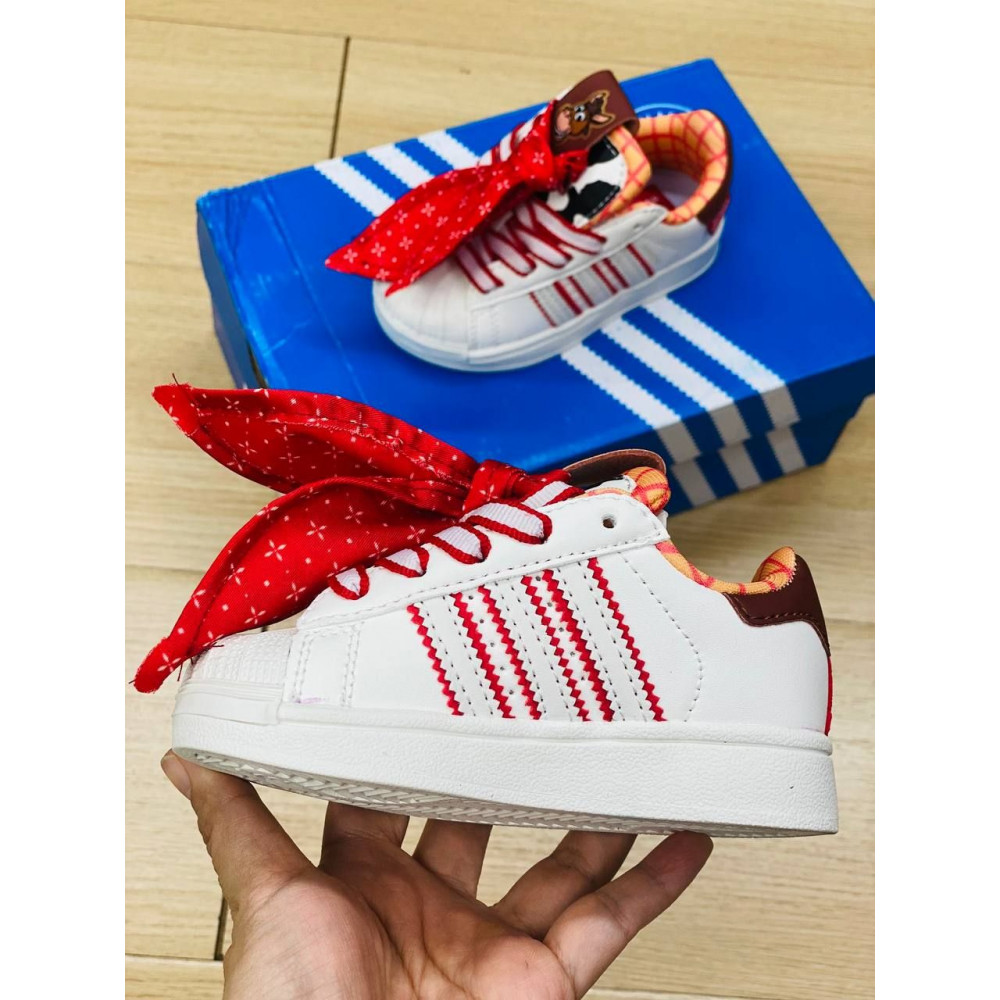 Кроссовки Adidas.