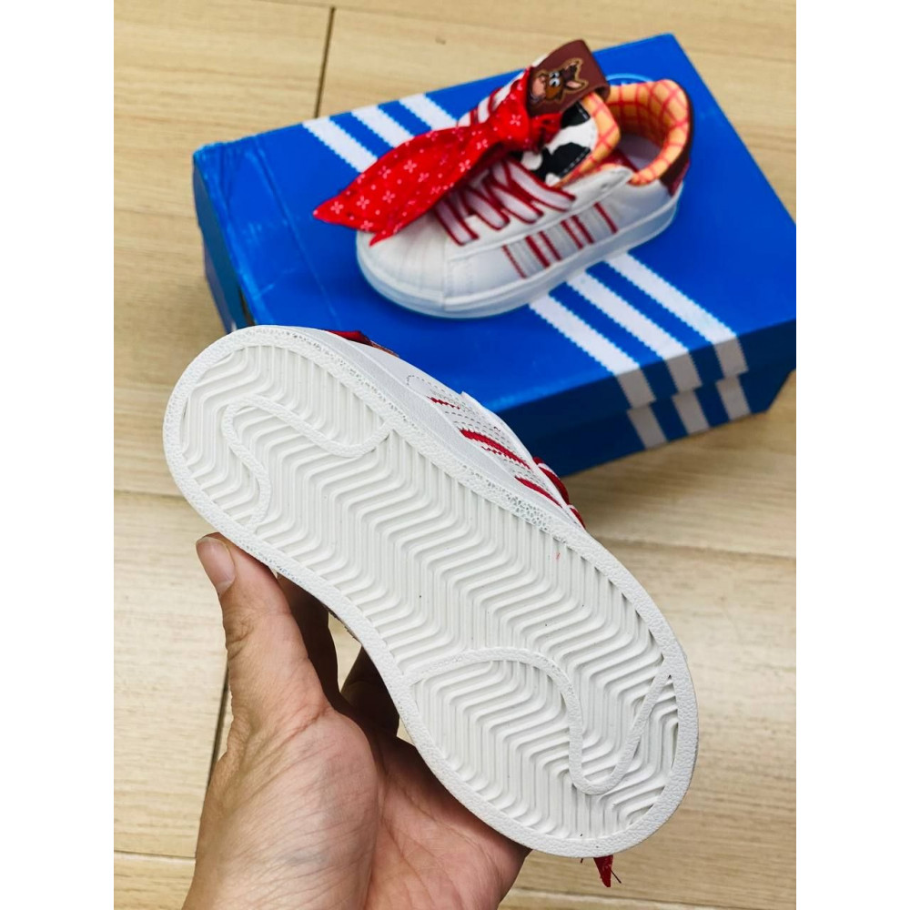 Кроссовки Adidas.