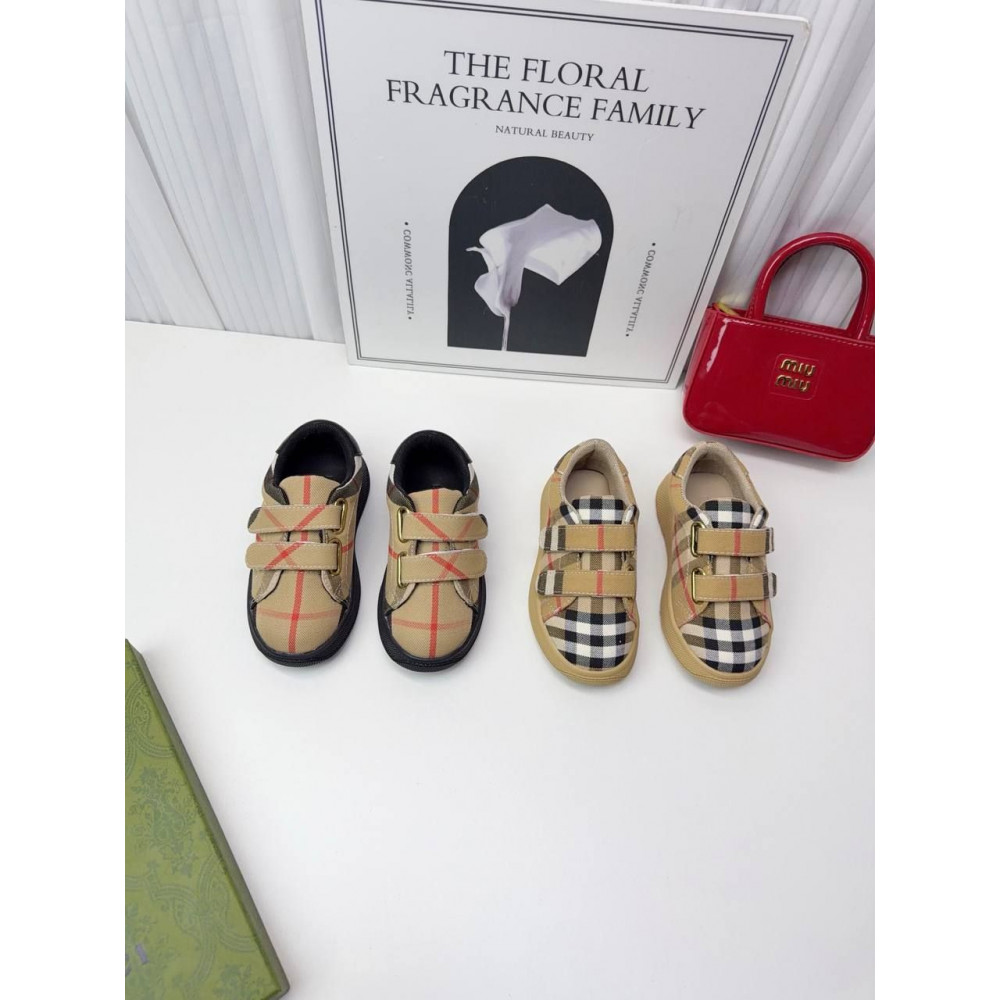 Кроссовки Burberry.