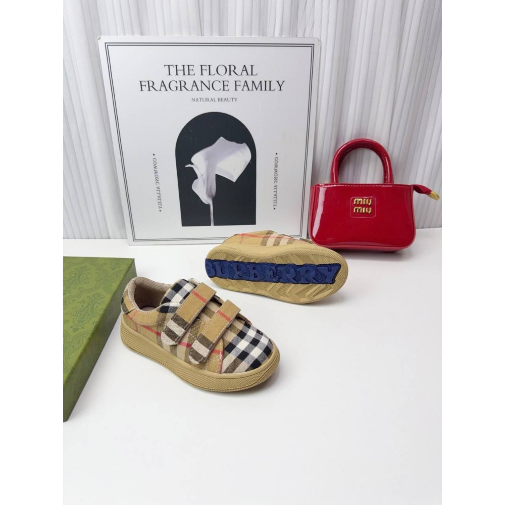 Кроссовки Burberry.
