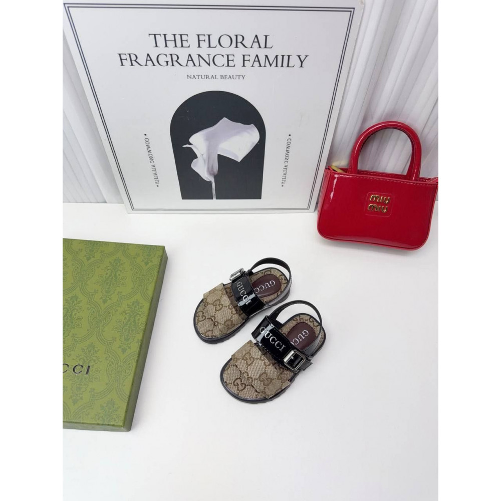 Сандали Gucci.
