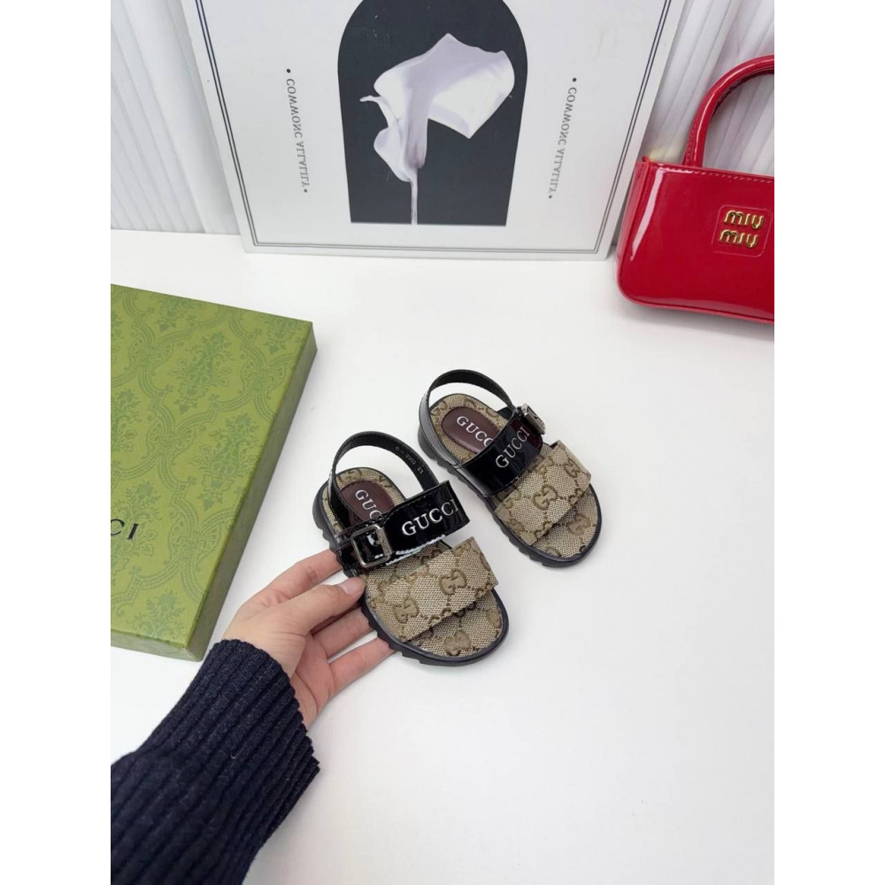 Сандали Gucci.
