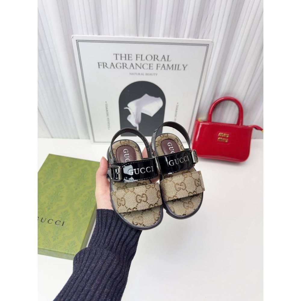 Сандали Gucci.
