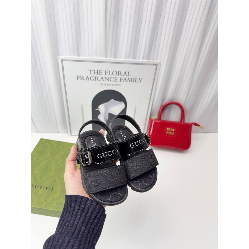 Сандали Gucci.