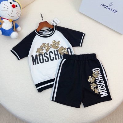 A15. Комплект футболка, шорты Moschino.