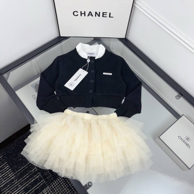 C19. Комплект кардиган, юбка Chanel.