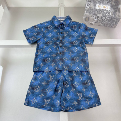 Комплект рубашка, шорты Louis Vuitton.