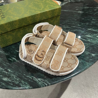 Сандали Gucci.