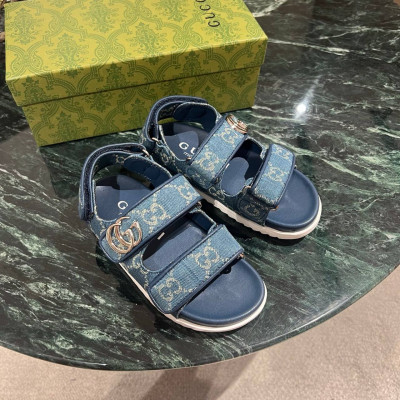Сандали Gucci.