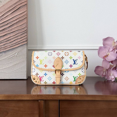 Эта яркая сумка Diane PM посвящена монограмме Louis Vuitton которая в 2026 году отмечает своё 130-ле