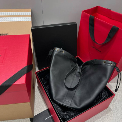 Эта сумка воплощение стиля тихая роскошь Модель Saint Laurent Y Hobo Bag в размере Large это идеал