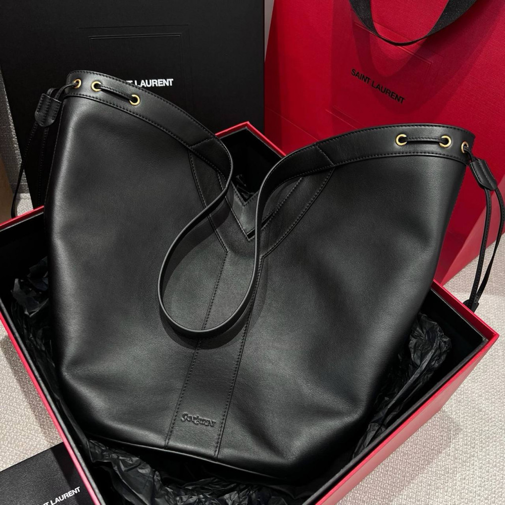 Эта сумка воплощение стиля тихая роскошь Модель Saint Laurent Y Hobo Bag в размере Large это идеал