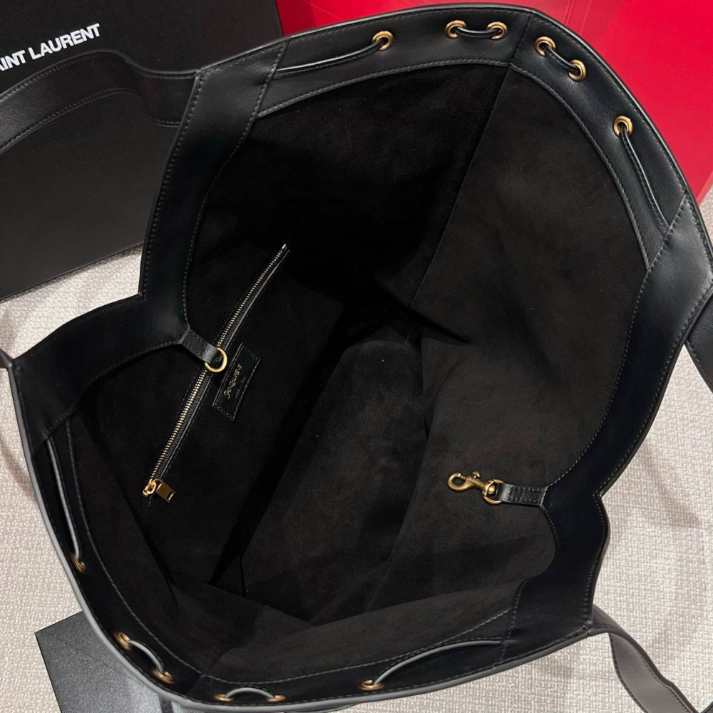 Эта сумка воплощение стиля тихая роскошь Модель Saint Laurent Y Hobo Bag в размере Large это идеал