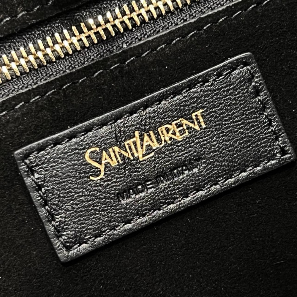 Эта сумка воплощение стиля тихая роскошь Модель Saint Laurent Y Hobo Bag в размере Large это идеал