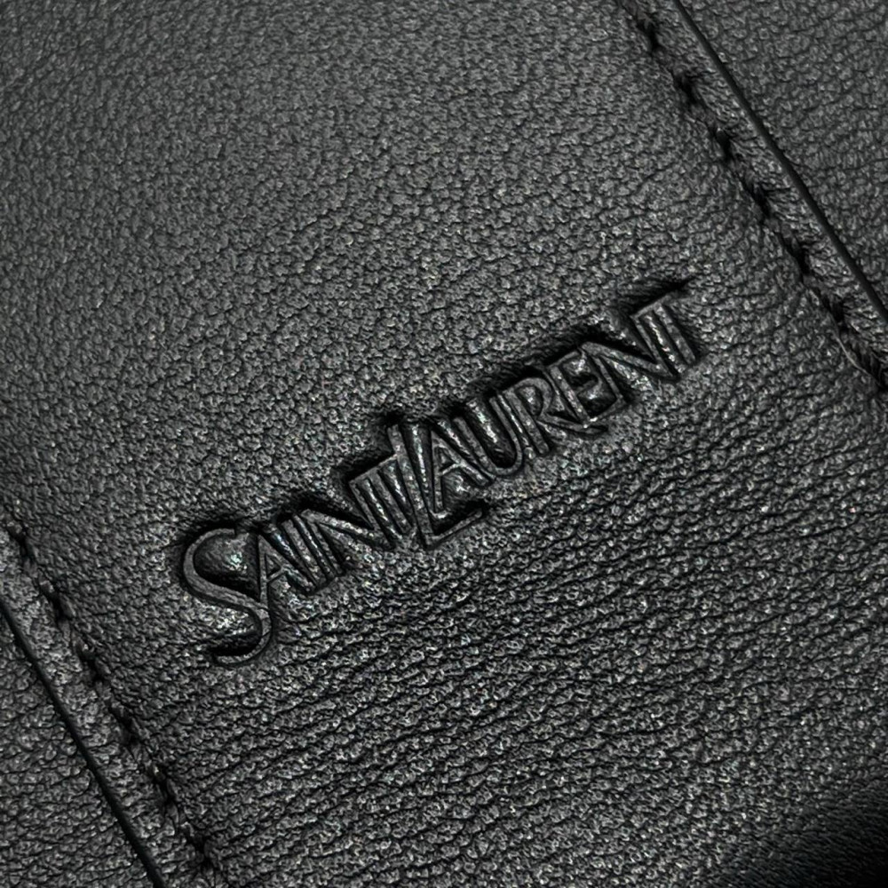 Эта сумка воплощение стиля тихая роскошь Модель Saint Laurent Y Hobo Bag в размере Large это идеал