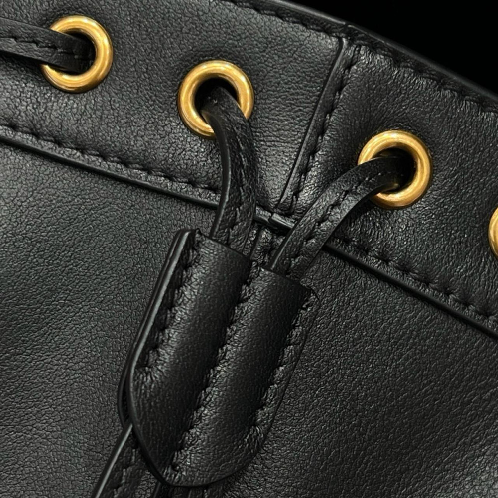 Эта сумка воплощение стиля тихая роскошь Модель Saint Laurent Y Hobo Bag в размере Large это идеал