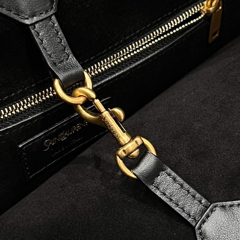 Эта сумка воплощение стиля тихая роскошь Модель Saint Laurent Y Hobo Bag в размере Large это идеал