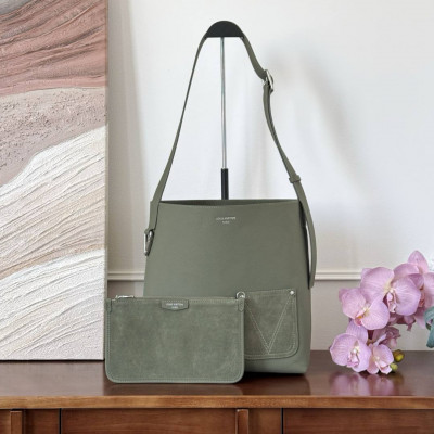 Модель Verso Hobo из телячьей кожи LV Touch сочетает в себе стиль и универсальность