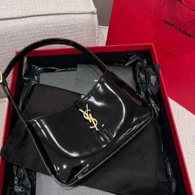 Сумка-хобо Saint Laurent Le 5 ? 7 из черной лакированной кожи